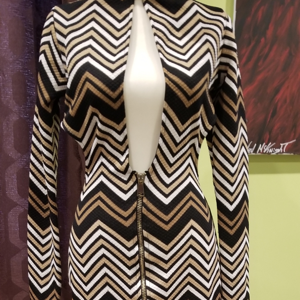 Nwot Form Fitting Chevron Open Front/Backless Dre… - image 3